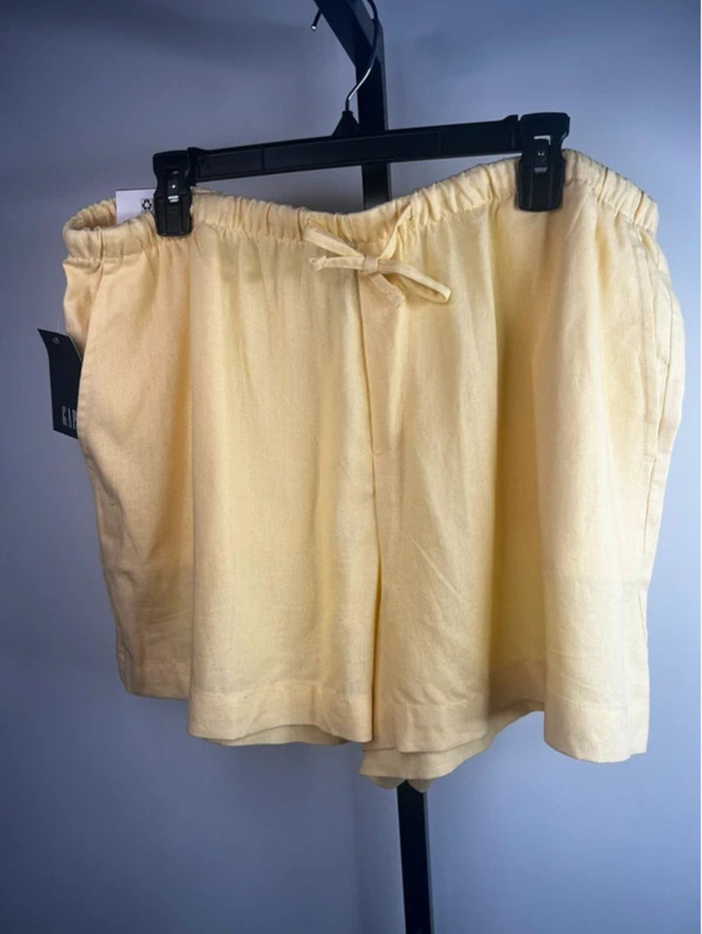 GAP NWT women’s pull on shorts size XL, yellow linen